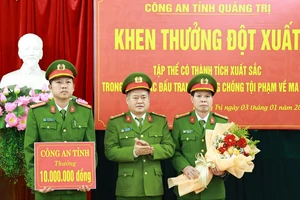 Xử lý xe khách bị tai nạn, phát hiện 10 bánh heroin và 15kg ma túy đá