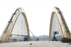 Cầu vượt sông Hương sẽ được thông tuyến vào ngày 26-3