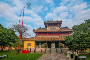 Dựng nêu trong Hoàng cung Huế báo hiệu Tết về