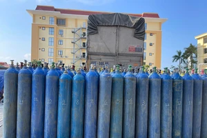 Phát hiện xe tải chở hàng trăm bình khí cười