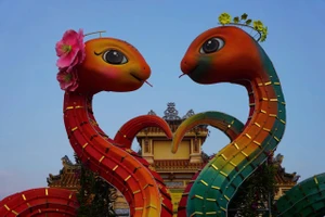 Cùng ngắm cặp linh vật rắn ở Huế được lấy ý tưởng rắn trên Cửu Đỉnh