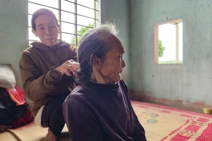 Người phụ nữ nghèo ở Quảng Trị xúc động khi được hỗ trợ 160 triệu đồng