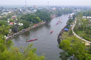 Người dân xứ Huế chen chúc bên sông xem các đội đua tranh tài đầu xuân