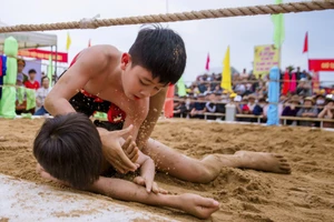 Xem nam thanh, nữ tú xứ Huế so tài trên sới vật đầu năm