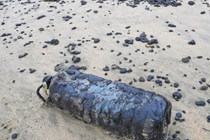 Thu gom 30 tấn dầu vón cục trôi dạt vào bờ biển TP Huế