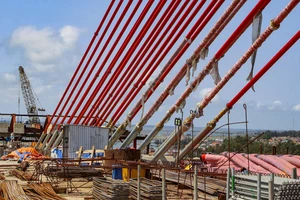 Hình hài cầu vượt cửa biển dài nhất miền Trung sau 3 năm thi công