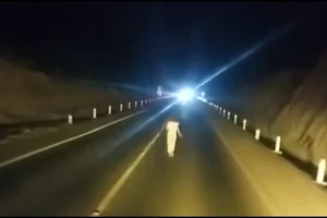 Cô gái xõa tóc, mặc đồ trắng đi bộ trên cao tốc bị bệnh tâm thần