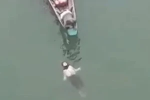 Cứu cô gái 16 tuổi nhảy cầu đang chới với dưới sông