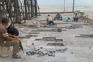 Thay hàng trăm viên đá tự nhiên bị vỡ tại dự án hàng trăm tỉ ở Quảng Trị