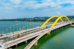 Độc đáo những chiếc 'lọng che vua' trên cây cầu bắc qua sông Hương