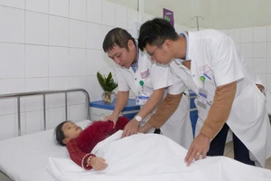 Cứu sống ngoạn mục bé gái 7 tuổi viêm cơ tim nặng