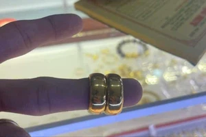 Nhặt được 1 cây vàng, học sinh lớp 4 đem nộp công an nhờ trả lại