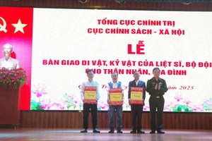 Bàn giao di vật, kỷ vật của 3 liệt sĩ cho gia đình tại Quảng Trị