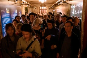 Du khách chen chân ngắm tranh quý của vua Hàm Nghi