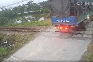 Vượt đường ngang làm hỏng rào chắn đường sắt, tài xế bị phạt, bồi thường tiền