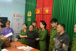 Cặp tình nhân 'nổ' làm bằng lái không cần thi, lừa tiền nhiều người 