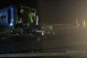 Xe khách lật nghiêng sau tai nạn, nhiều người bị thương 