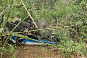 Xe chở nước của công ty môi trường lao xuống vực, tài xế tử vong 