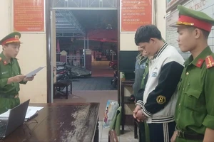 Bắt người đàn ông móc cốp xe trộm hơn 50 triệu đồng