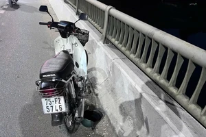 Nhân viên ngân hàng dũng cảm lao xuống sông Hương cứu người đuối nước