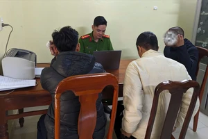 Thanh niên đập phá xe taxi bị xử phạt hơn 8 triệu đồng