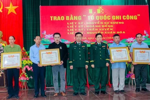 Trao Bằng Tổ quốc ghi công đến thân nhân 4 liệt sĩ tại Quảng Trị