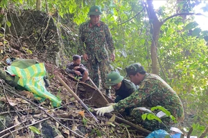 Phát hiện 2 hài cốt liệt sĩ cùng với kẹp tóc, ví nữ 