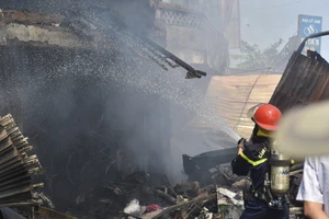 Cảnh sát và người dân tham gia dập lửa tại chợ An Lỗ