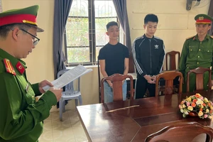 Bắt tạm giam 2 thanh niên ném ly bia vào bàn bên cạnh