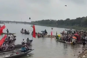 Khán giả dùng đất đá ném nhau gây hỗn loạn tại giải đua ghe ở Huế