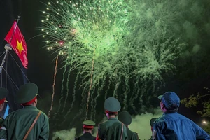 Rực rỡ pháo hoa bên bờ Hiền Lương chào mừng 50 năm thống nhất đất nước