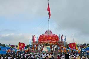 Xúc động Lễ Thượng cờ 'Thống nhất non sông' tại Đôi bờ Hiền Lương - Bến Hải