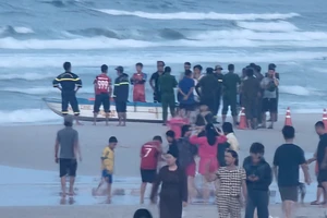 Tìm kiếm thanh niên bị đuối nước, mất tích khi tắm biển tại Quảng Trị