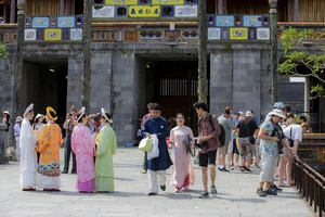 Du khách nườm nượp đến với di tích ở Huế dịp nghỉ lễ