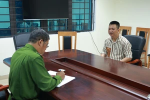 Bị can cầm đầu nhóm 'cướp' gỗ ở Quảng Trị ra đầu thú