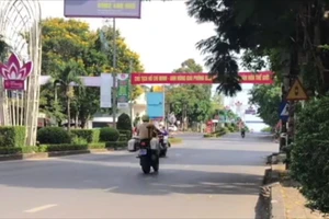 Tuýt còi thiếu niên không chấp hành hiệu lệnh cấm đường tại giải đua xe đạp