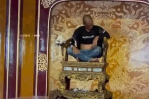 Clip: Khống chế người đàn ông ngồi lên ngai vàng trong Đại Nội Huế