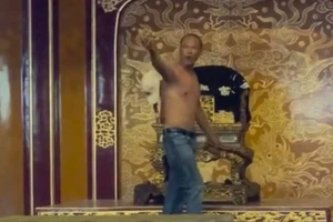 Công an bắt người đàn ông ngồi lên ngai vàng ở Huế và trưng cầu giám định tâm thần