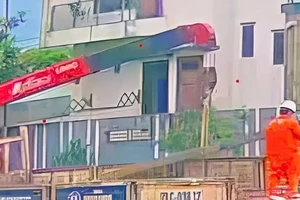 Dây cáp bị đứt khi bốc dỡ cột điện, một công nhân điện lực tử vong