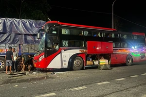 Xe khách tông xe tải, 27 người nhập viện, một người tử vong