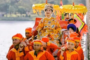 Xôn xao clip tái hiện cảnh rước kiệu hoàng hậu Nam Phương, nhưng mặc đồ mai táng