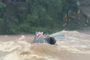 Mưa lớn do bão số 1 làm sập nhà, cuốn trôi ô tô ở Quảng Trị