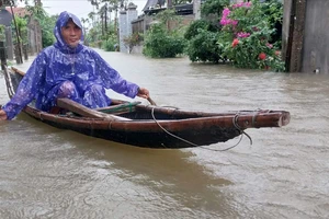 Huế ngập sâu trong lũ trái mùa