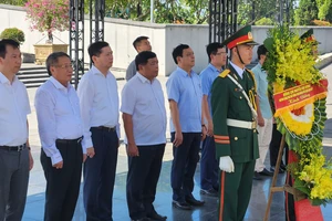 Phó Thủ tướng Nguyễn Chí Dũng dâng hương tưởng niệm các anh hùng liệt sĩ tại Quảng Trị