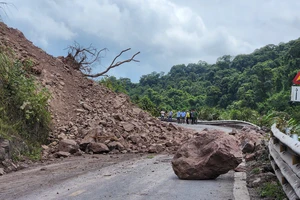 Chùm ảnh: Hiện trường vụ sạt lở đường lên cửa khẩu La Lay