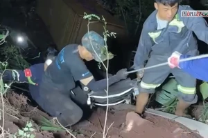 Video cảnh sát đu dây cứu tài xế xe đầu kéo rơi xuống vực sâu 70m