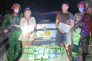 VIDEO: Bộ đội biên phòng bắt đôi nam nữ người Lào vận chuyển 17kg ma túy 