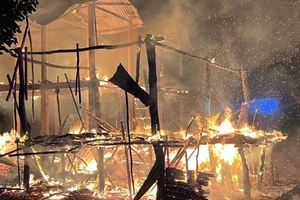 Người mẹ ôm 3 con nhỏ thoát khỏi căn nhà cháy dữ dội trong đêm