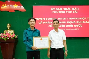 Khen thưởng nam thợ hồ dũng cảm cứu cháu bé bị đuối nước