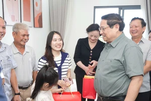 Thủ tướng thăm cây cầu mới bắc qua sông Hương và nhà ở xã hội tại Huế